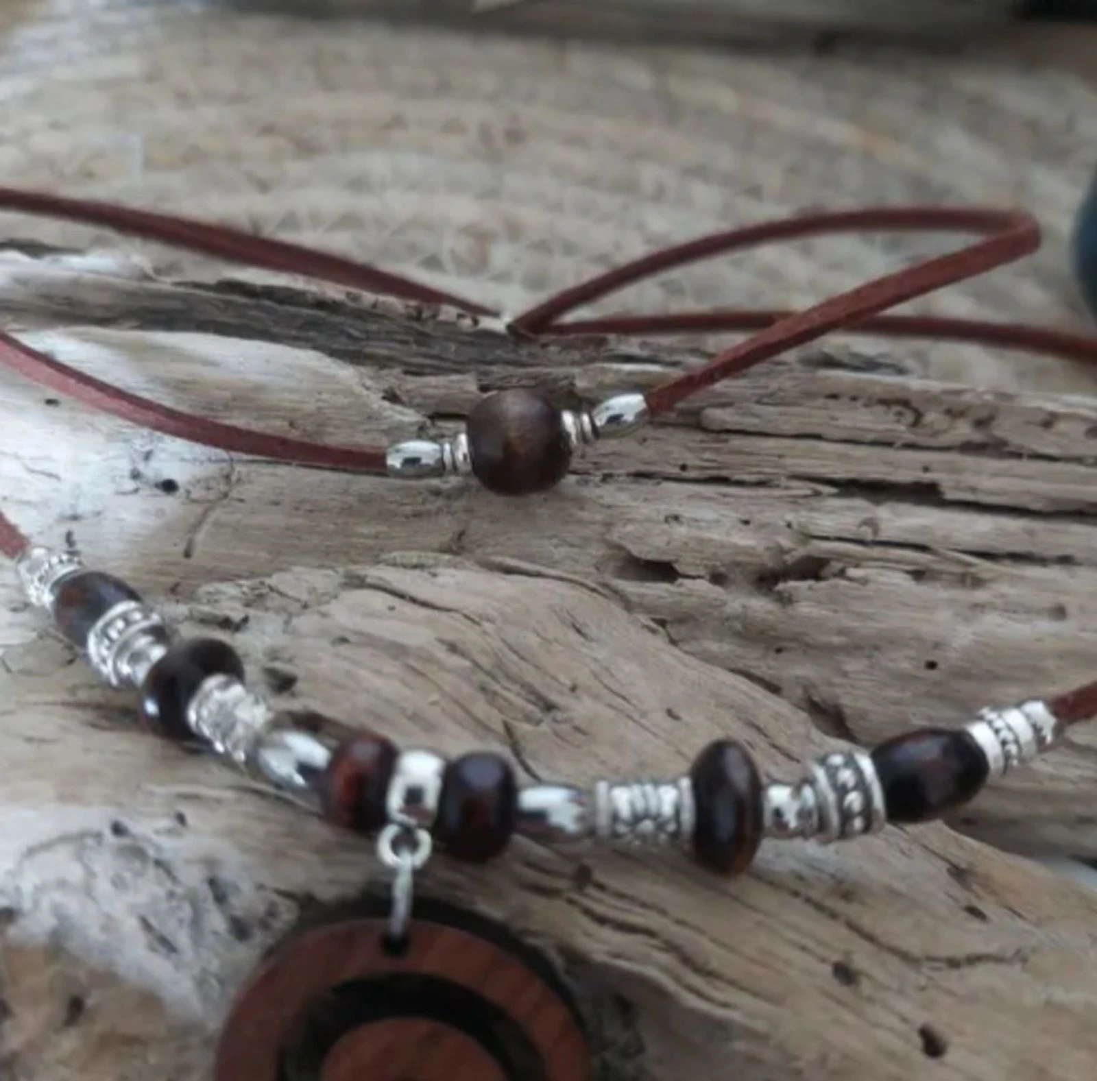 Parure bohemio de dos hileras, espiral de madera chocolate, múltiples perlas de madera – photo 6